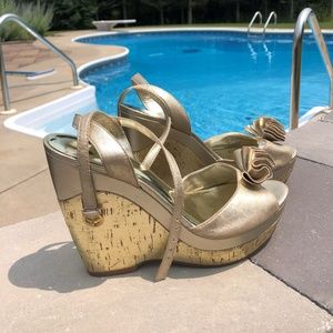 Women's Guess Jahnay Size 9.5M Wedge Sandals Gold